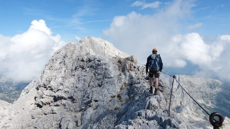 Auf dem Klettersteig wirkt alles ruhig: Doch in den Bergen kann das Wetter schnell umschlagen. - © Florian Sanktjohanser/dpa-tmn