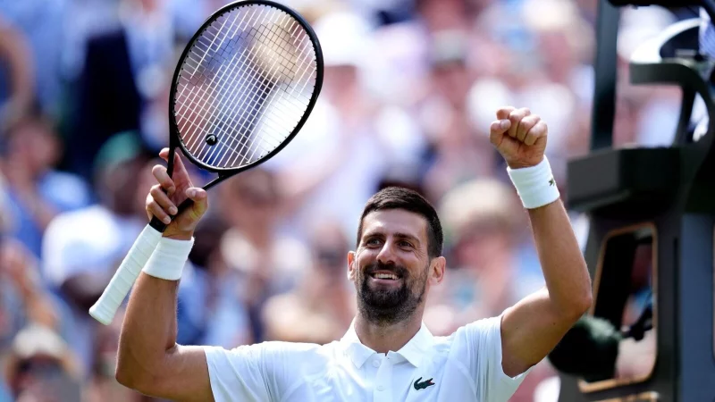 Novak Djokovic feiert eine besondere Bestmarke. - © John Walton/PA Wire/dpa