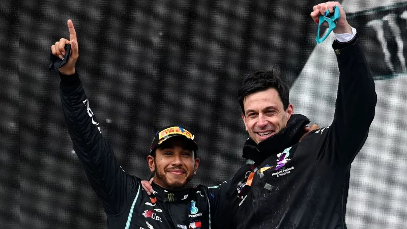 Ein Bild aus erfolgreichen Zeiten: Toto Wolff (r) und Lewis Hamilton. - &copy; Ozan Kose/POOL AFP/AP/dpa