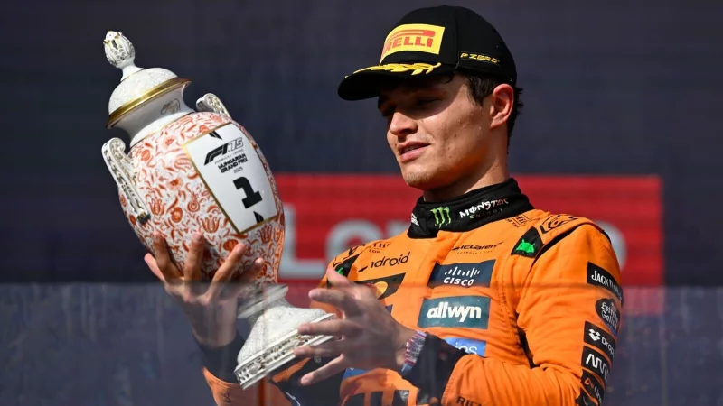 Lando Norris holte sich den Sieg in Ungarn mit einer gewagten Strategie. - © Denes Erdos/AP/dpa