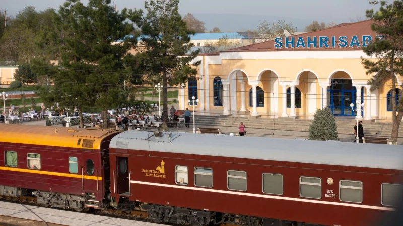 Zwischenstopp in Usbekistan: Der &laquo;Orient Silk Road Express&raquo; im Bahnhof von Shahrisabz. - &copy; Andreas Drouve/dpa-tmn