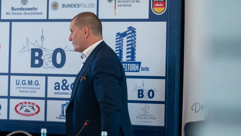 Verbandspr&auml;sident Matthias Gro&szlig;e bricht die Mitgliederversammlung ab. - &copy; Christophe Gateau/dpa