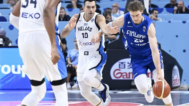 Finnlands Star Markkanen wurde von den Griechen attackiert. - &copy; Heikki Saukkomaa/Lehtikuva/dpa