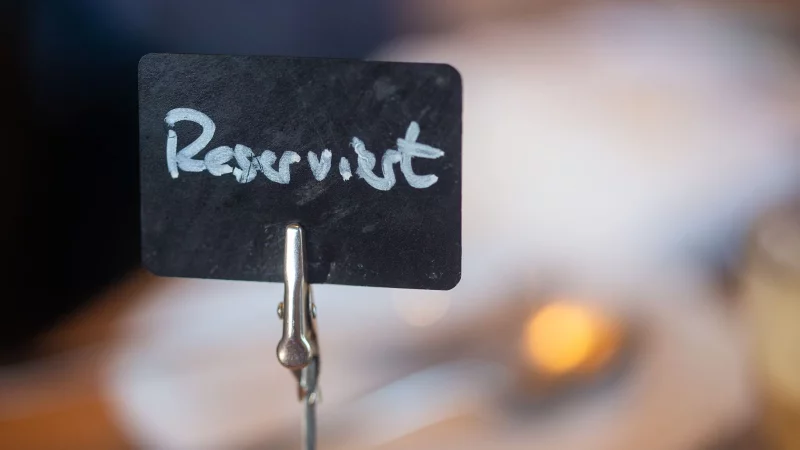 Wer im Restaurant einen Tisch reserviert und nicht erscheint, kann vom Wirt zur Kasse gebeten werden. - © Fernando Gutierrez-Juarez/dpa/dpa-tmn