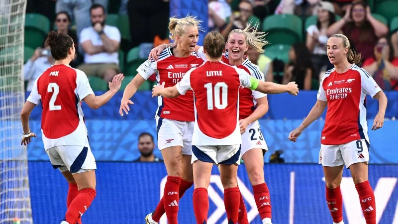 Die Arsenal-Fu&szlig;ballerinnen jubeln &uuml;ber ihren F&uuml;hrungstreffer - &copy; Zed Jameson/PA Wire/dpa