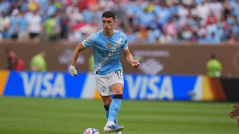 Phil Foden trifft kurz nach dem Anpfiff. - © Chris Szagola/AP/dpa