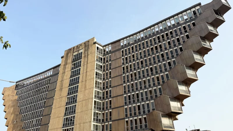 Fans wollen den Abriss des Hotel du Lac in Tunis stoppen. (Archivbild) - © Tarek Guizani/dpa