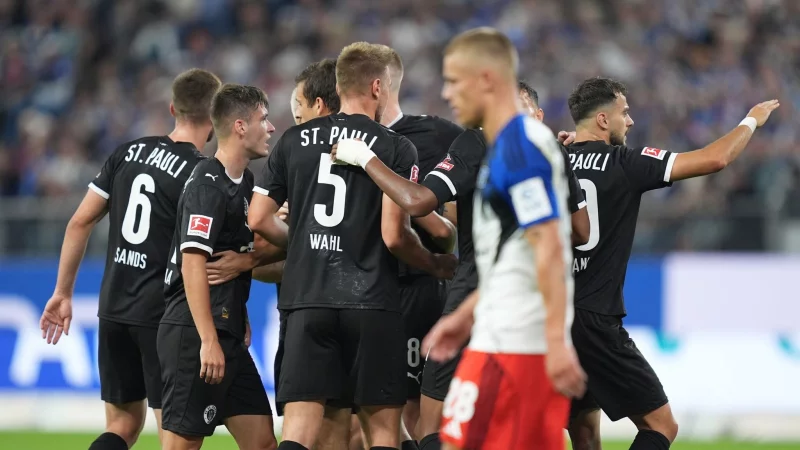 St. Paulis Spieler jubeln nach dem Treffer zum 0:1. - © Marcus Brandt/dpa