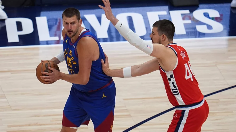 Nikola Jokic (l.) kam auf 16 Punkte. - © David Zalubowski/AP/dpa
