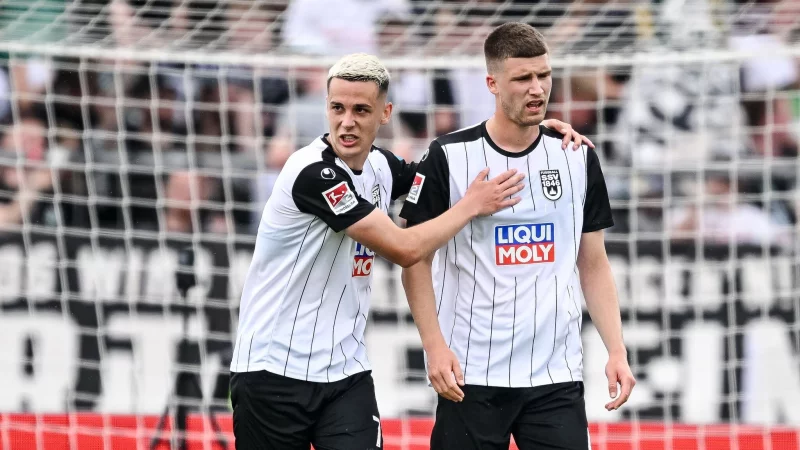 Bastian Allgeier versucht Tom Gaal nach seinem Eigentor aufzumuntern. - © Harry Langer/dpa
