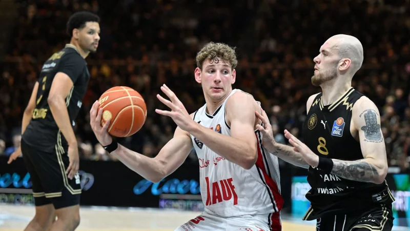 Entscheidender Mann auf Würzburger Seite: Hannes Steinbach (am Ball). - © Swen Pförtner/dpa