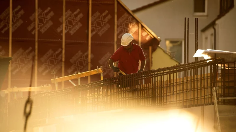 Auch auf der sommerlich trockenen Baustelle wichtig: Brandschutz und die richtige Versicherung. - &copy; Sina Schuldt/dpa/dpa-tmn