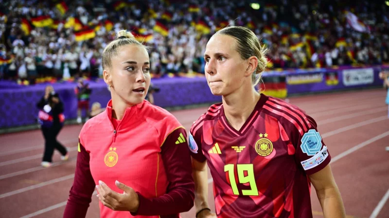 KLara Bühl (r. neben der verletzten Kapitänin Giulia Gwinn) will den Titeltraum nicht aufgeben. - © Sebastian Christoph Gollnow/dpa