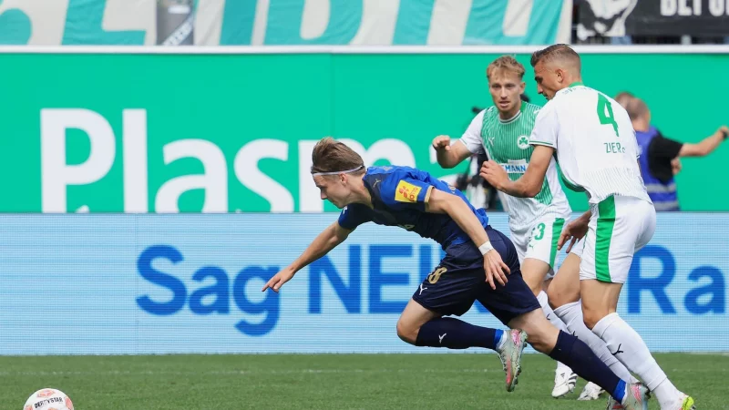 Nach einem starken Konter erzielte Jonas Therkelsen (links) die Führung für Kiel. - © Karl-Josef Hildenbrand/dpa