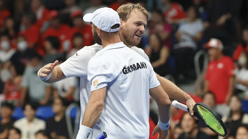 Kevin Krawietz (hinten) und Tim P&uuml;tz (vorne) hoffen auf den gro&szlig;en Coup im Davis Cup. - &copy; --/kyodo/dpa