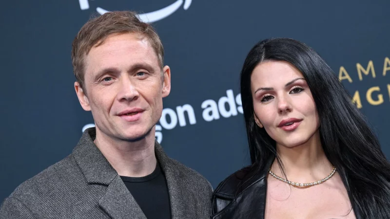 Matthias Schweigh&ouml;fer sieht sich dank der besonderen F&auml;higkeiten seiner Partnerin Ruby O. Fee f&uuml;r Krisenf&auml;lle gut gewappnet. (Archivbild) - &copy; Christophe Gateau/dpa