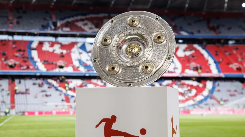 Geht die Schale wieder nach München? - © Matthias Balk/dpa