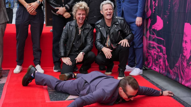 Die Punkrocker von Green Day werden in Hollywood geehrt. - © Chris Pizzello/Invision/AP/dpa