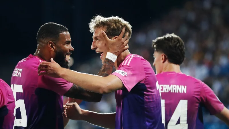 Nelson Weiper (r) jubelt über sein 2:0. - © Branislav Racko/dpa