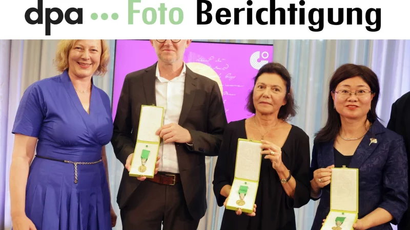 Mit der Goethe-Medaille wurden der Autor David Van Reybrouck aus Belgien, die Sprachwissenschaftlerin Li Yuan aus China und der in der Türkei inhaftierte Kulturförderer Osman Kavala ausgezeichnet. Für Kavala nahm dessen Ehefrau Ayse Bugra die Ehrung entgegen. - © Bodo Schackow/dpa