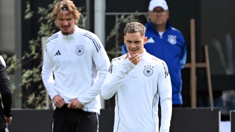 Premiere als Offensiv-Duo? Stuttgarts Neuling Nick Woltemade (l) und Florian Wirtz beim Abschlusstraining. - &copy; Federico Gambarini/dpa