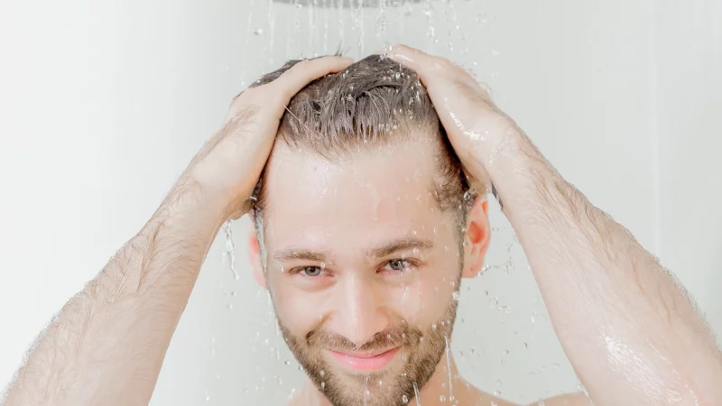 Ein Duschsparkopf kann den Wasserverbrauch bis zu 50 Prozent verringern. - © Monique Wüstenhagen/dpa-tmn