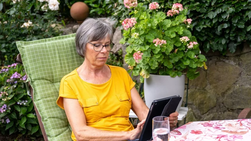 Die Abgabe einer Steuererklärung kann sich positiv auf den Grundrentenzuschlag auswirken. - © Benjamin Nolte/dpa-tmn