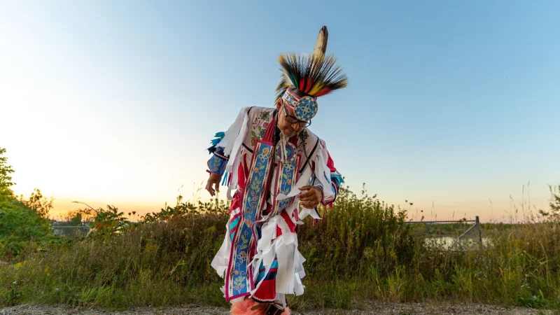 Tanzauff&uuml;hrung eines Anishinabe auf Manitoulin Island: Etwa die H&auml;lfte der Inselbewohner hat indigene Wurzeln. - &copy; Jay R. McDonald/Destination Canada/dpa-tmn