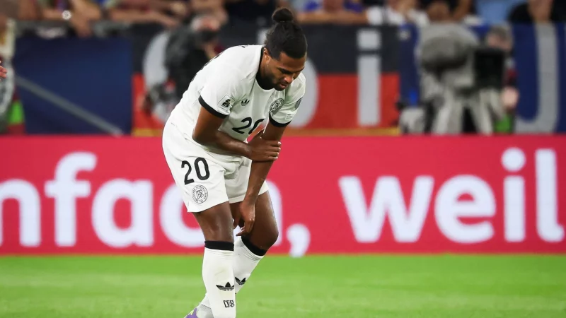 Serge Gnabry fasst sich in Bratislava an den verletzten linken Arm. - &copy; Christian Charisius/dpa