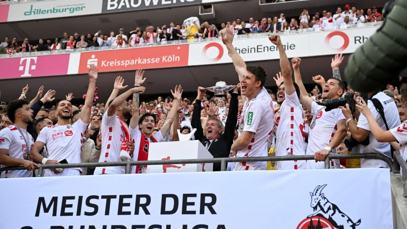 Friedhelm Funkel machte den siebten FC-Aufstieg perfekt - © Anke Waelischmiller/dpa