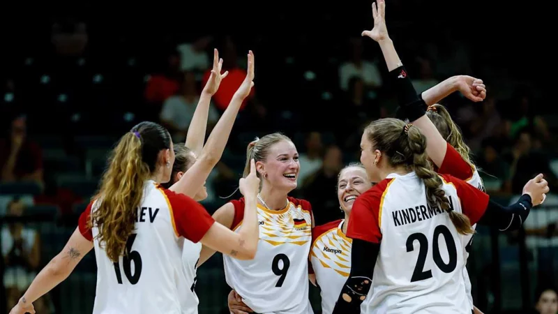 Die deutschen Volleyballerinnen dürfen in der Nations League weiter jubeln - © volleyballworld/DVV/dpa