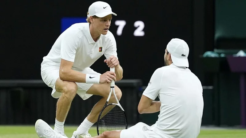 Jannik Sinner (l) kümmert sich um Grigor Dimitrow. - © Jordan Pettitt/PA Wire/dpa