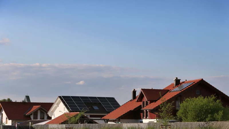 Entspricht das Eigenheim der geltenden Bauordnung? Und: Sind alle An- und Umbauten genehmigt? Besser w&auml;re es, ansonsten droht &Auml;rger mit den Beh&ouml;rden. - &copy; Karl-Josef Hildenbrand/dpa-tmn