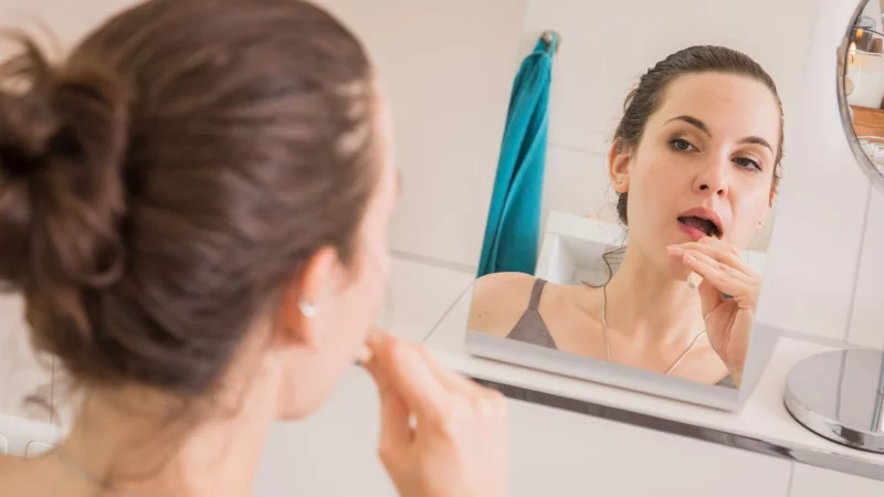 Beim Z&auml;hneputzen sollte man auf den richtigen Druck achten, um Z&auml;hne und Zahnfleisch zu schonen. - &copy; Christin Klose/dpa-tmn