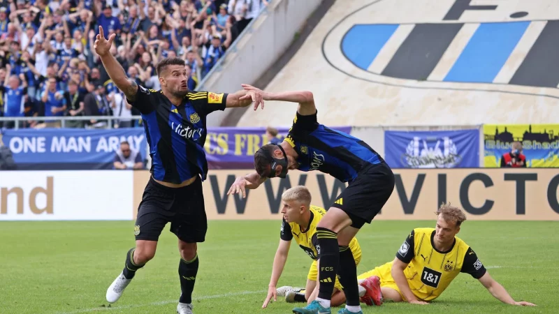 Der 1. FC Saarbrücken sichert sich auch durch ein Tor von Kai Brünker (l) den Relegationsplatz zur 2. Bundesliga. - © Fabian Kleer/Fussball-News-Saarland/dpa