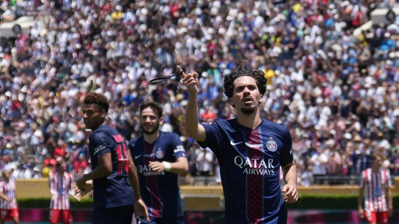 Vitinha und PSG erarbeiteten sich in der ersten Halbzeit mehr als 75 Prozent Ballbesitz. - © Jae Hong/AP/dpa