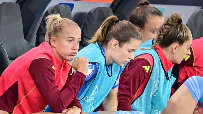 Torjägerin Lea Schüller (l.): Läuft nicht so für das deutsche EM-Team. - © Sebastian Christoph Gollnow/dpa
