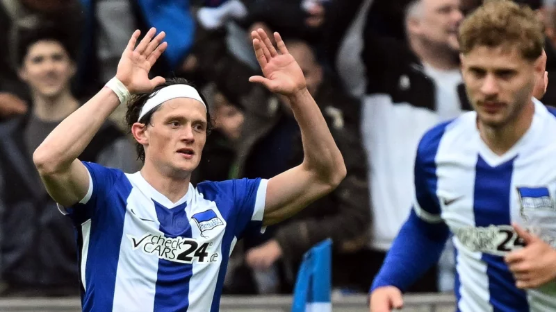 Herthas Fabian Reese (l) gab erst seine Vertragsverlängerung bekannt und erzielte dann den Ausgleich für die Berliner. - © Soeren Stache/dpa