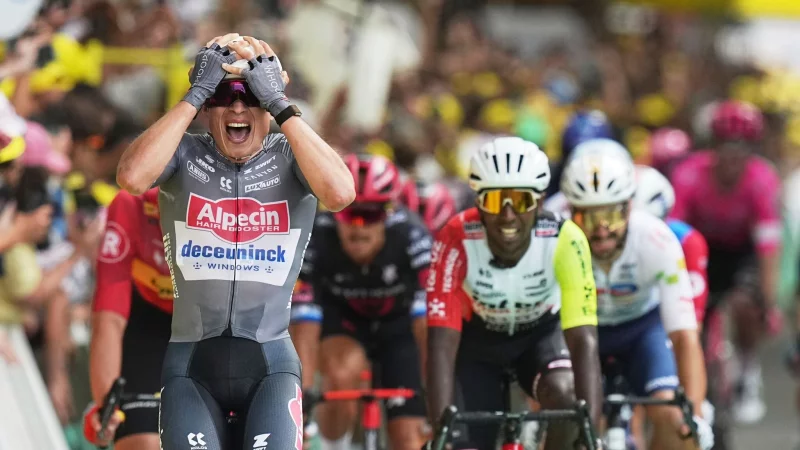 Jasper Philipsen gewann die Auftaktetappe der Tour de France. - © Thibault Camus/AP/dpa