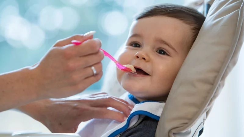 Eltern sollten bei der Auswahl der Babybreie auf Abwechslung achten, um dem Kind neue Geschmackserfahrungen zu ermöglichen. - © Christin Klose/dpa-tmn