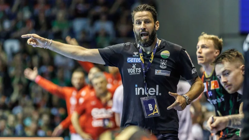 Der SC Magdeburg mit Trainer Bennet Wiegert steht im Final Four der Champions League. - © Andreas Gora/dpa