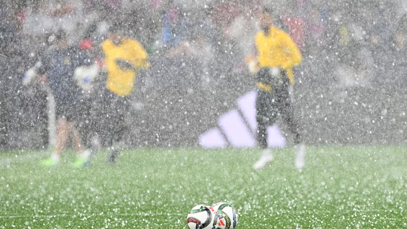 Ein Unwetter beeinträchtigt das Nations-League-Halbfinale. - © Federico Gambarini/dpa