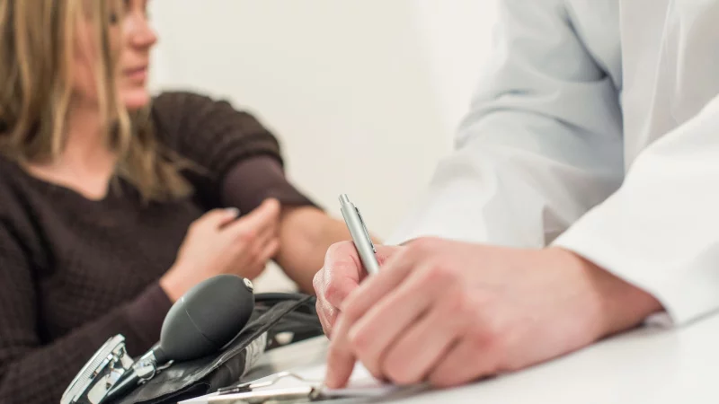 Psychosomatik-Verdacht: Frauen hören häufig, ihre Beschwerden seien psychisch bedingt – deutlich mehr als Männer. - © Christin Klose/dpa-tmn