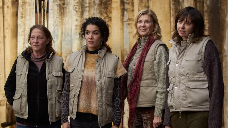 Sophia Leboutte (l-r) als Chantal, Sabrina Ouazani als Alice, Michèle Laroque als Diane und Valérie Bonneton als Suzanne in einer Szene des Films. - © Jo Voets/Happy Entertainment/dpa