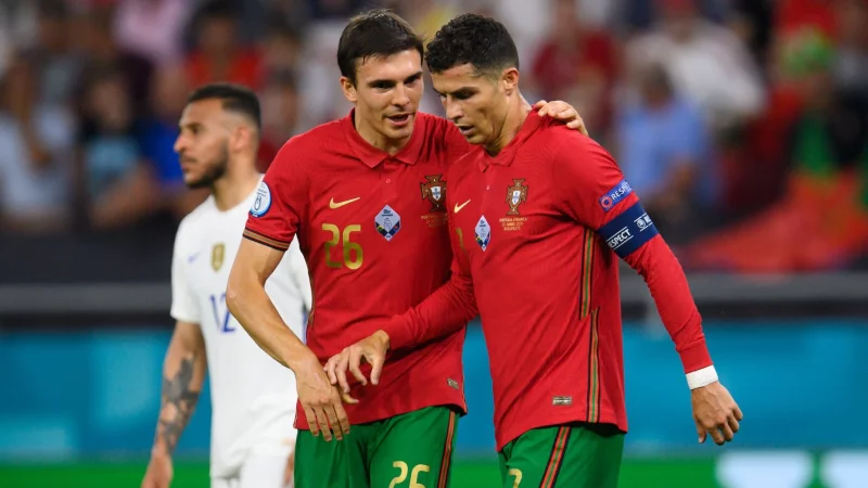 Joao Palhinha und Cristiano Ronaldo (r) werden mit Portugal gegen Deutschland spielen. - &copy; Robert Michael/dpa-Zentralbild/dpa