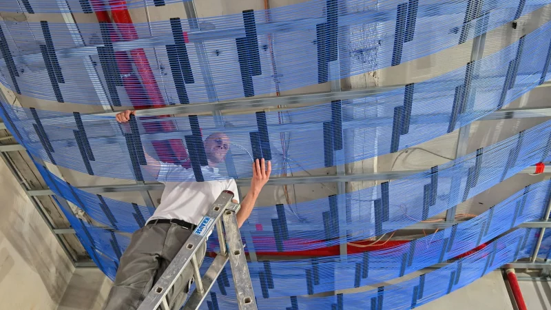 Besonders für den Altbau interessant: Kapillarrohr-Matten können in der Raumdecke oder Wand für die Flächenheizung oder -kühlung eingesetzt werden. - © Patrick Pleul/dpa/dpa-tmn
