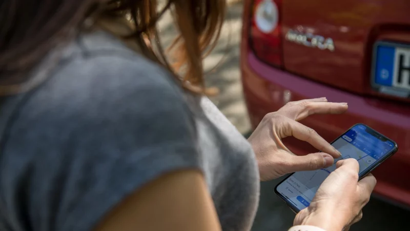 Vor der Fahrt aktivieren: Google Maps kann sogenannte Bluetooth-Beacons nutzen, um die Navigation vor&uuml;bergehend auch ohne GPS-Signal zu gew&auml;hrleisten. - &copy; Christin Klose/dpa-tmn