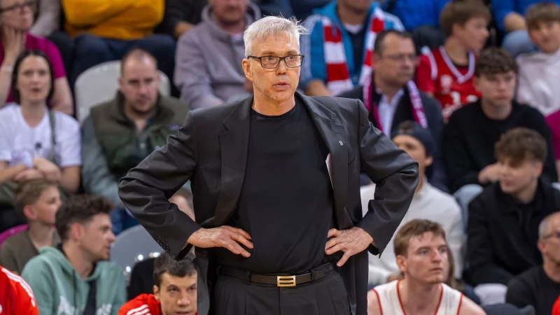 Gordon Herbert fordert in den Playoffs deutlich mehr von seinem Team. - © David Inderlied/dpa