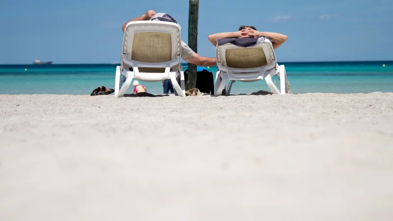 Laptop zu Hause lassen, Smartphone ausschalten: Wer sich im Urlaub wirklich erholen will, muss Grenzen setzen. - © Julian Stratenschulte/dpa/dpa-tmn