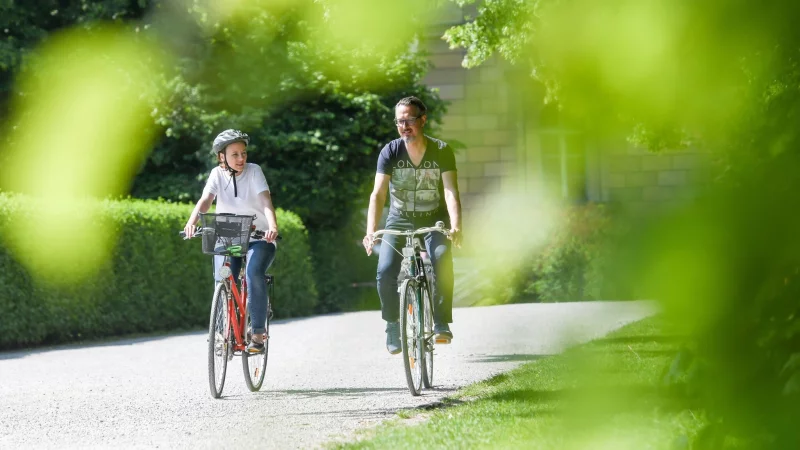 Zur Arbeit, zum Supermarkt, zur Verabredung: Wer Wege im Alltag zu Fu&szlig; oder Fahrrad zur&uuml;cklegt, hat am Ende des Tages automatisch mehr Bewegung. - &copy; Tobias Hase/dpa-tmn
